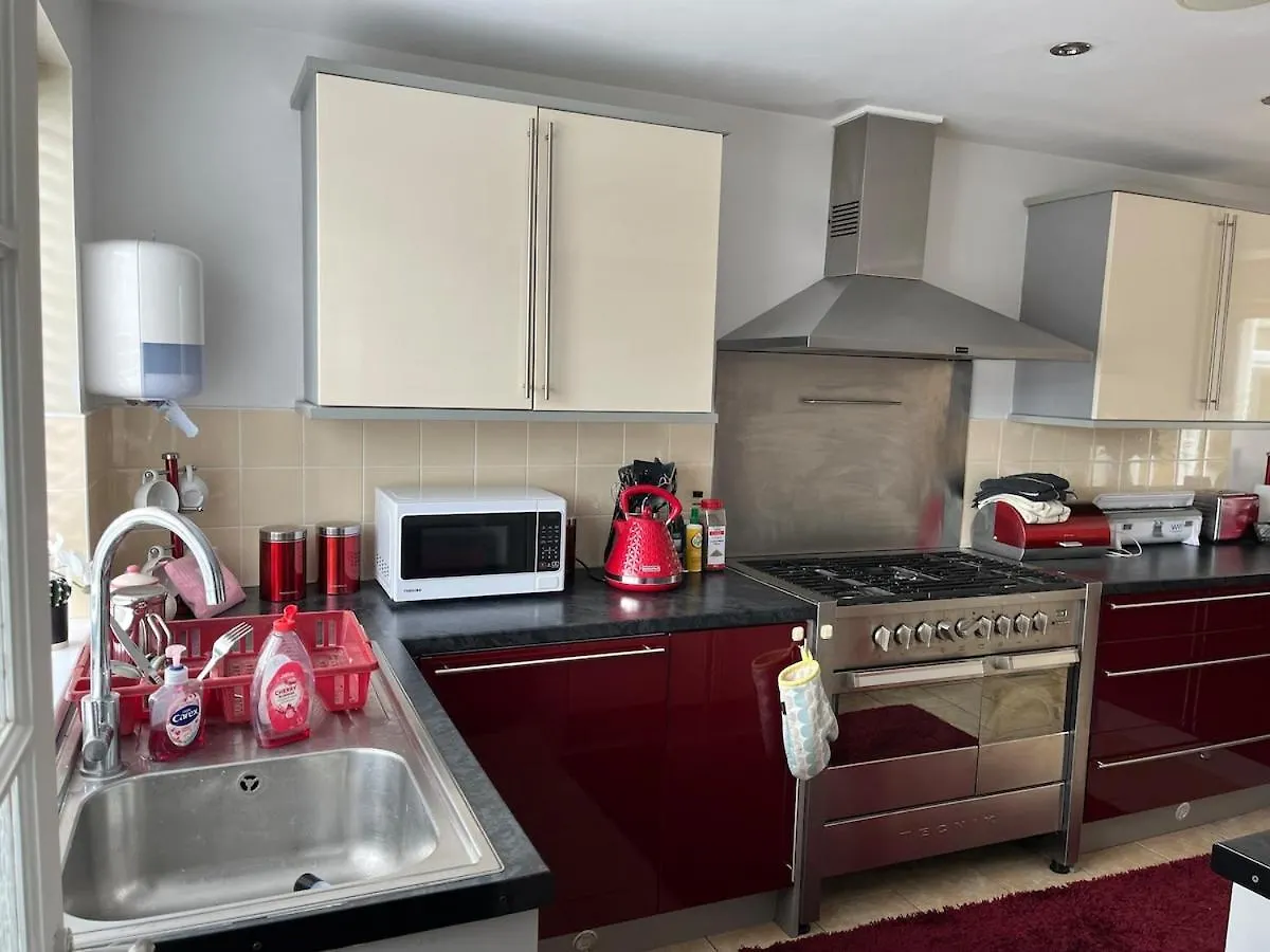 3 Bedroom House For Up To 5 People Exeter